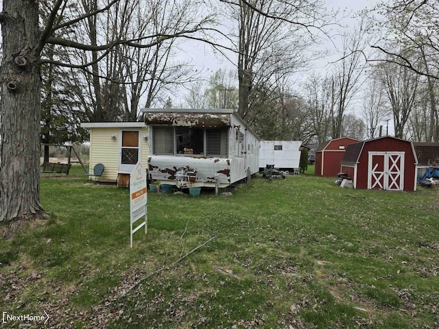 view of yard featuring a storage unit and an outdoor structure