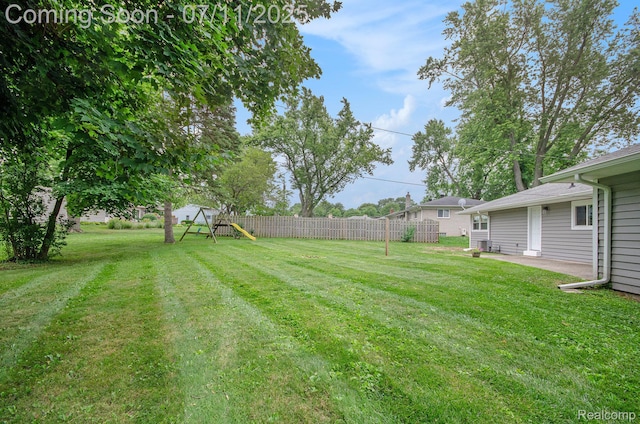 1082 Genella St, Waterford, MI 48328 - view of yard
