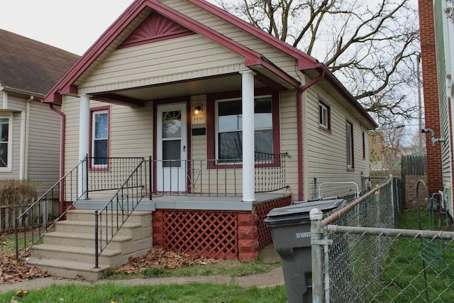 view of front of home featuring fence and a porch