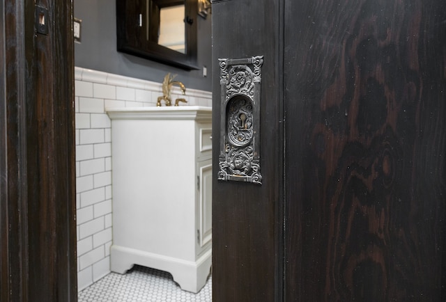 details featuring wainscoting