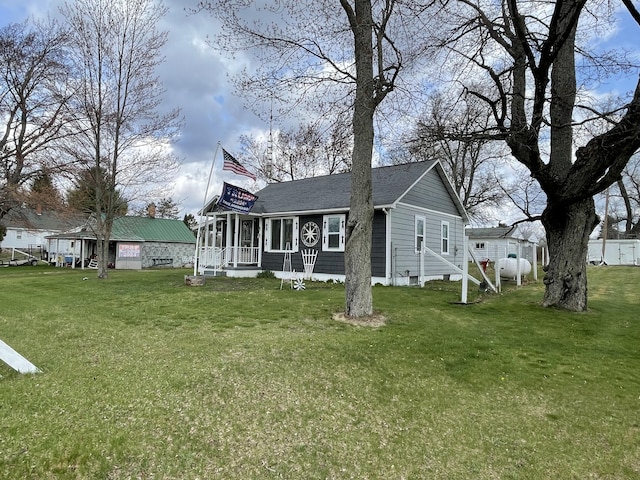 view of front facade with a front yard