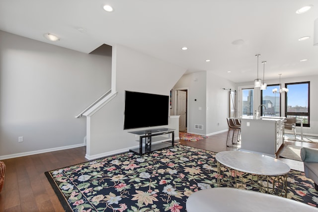 living room with baseboards, dark wood-type flooring, recessed lighting, and visible vents