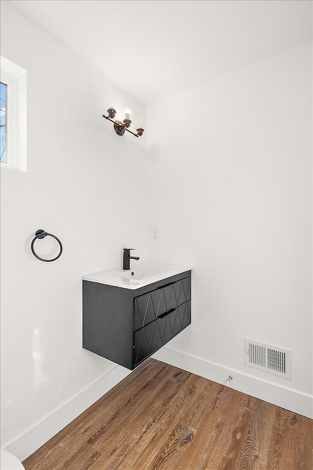 494 Bloomfield Ave, Pontiac, MI 48341 - bathroom featuring baseboards, visible vents, wood finished floors, and vanity