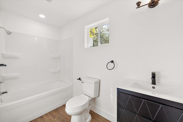 494 Bloomfield Ave, Pontiac, MI 48341 - bathroom with wood finished floors, toilet, baseboards, recessed lighting, and  shower combination