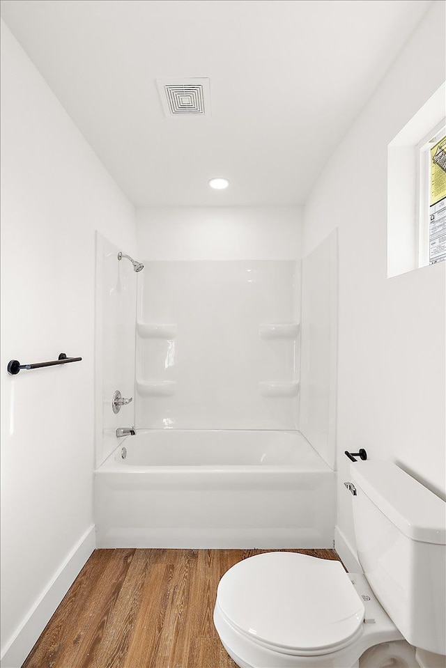 494 Bloomfield Ave, Pontiac, MI 48341 - bathroom featuring visible vents, wood finished floors, baseboards, toilet, and shower / bathtub combination