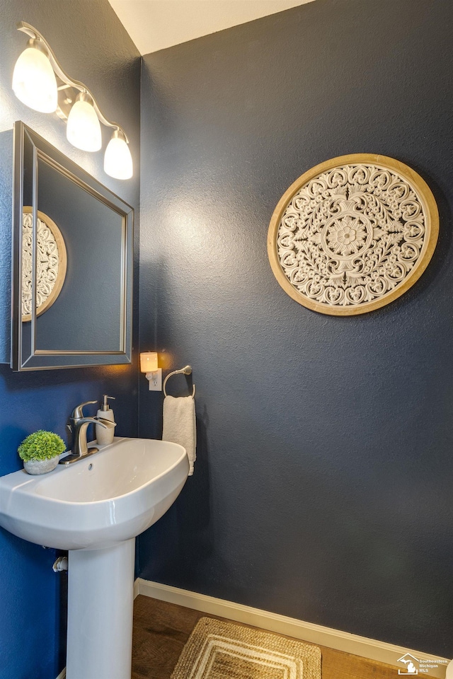bathroom with baseboards