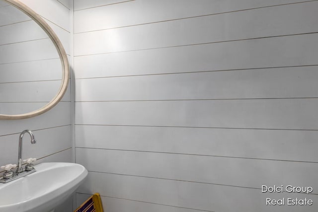 bathroom featuring a sink