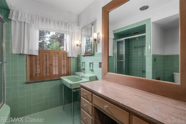 830 Jonathan Ln, Bloomfield Hills, MI 48302 - bathroom featuring tile walls and a shower stall
