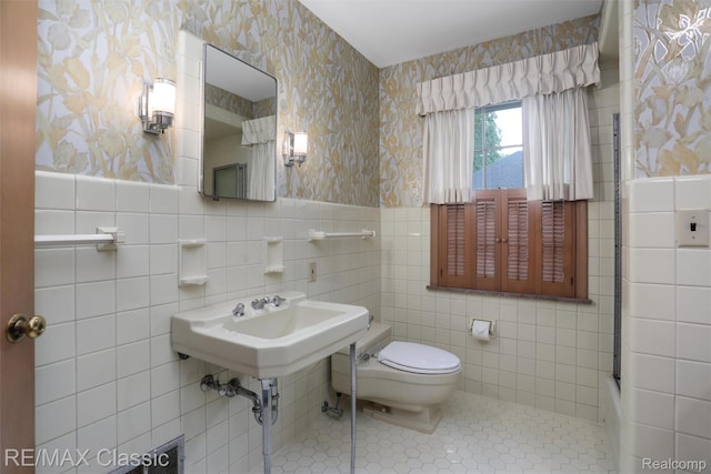 830 Jonathan Ln, Bloomfield Hills, MI 48302 - bathroom featuring wallpapered walls, tile walls, tile patterned floors, wainscoting, and a tub