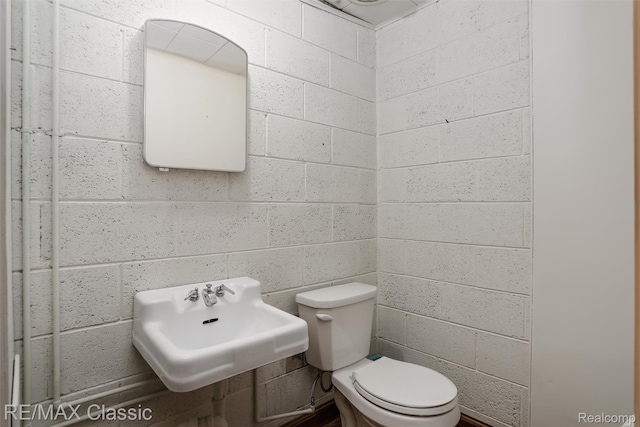 830 Jonathan Ln, Bloomfield Hills, MI 48302 - bathroom with toilet and a sink