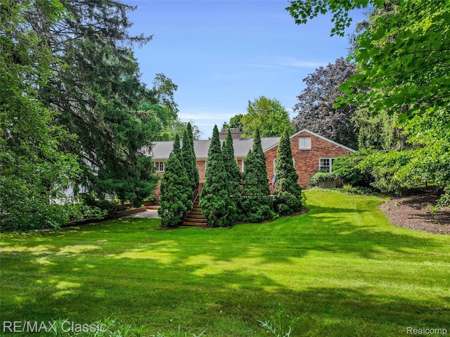 830 Jonathan Ln, Bloomfield Hills, MI 48302 - view of grassy yard