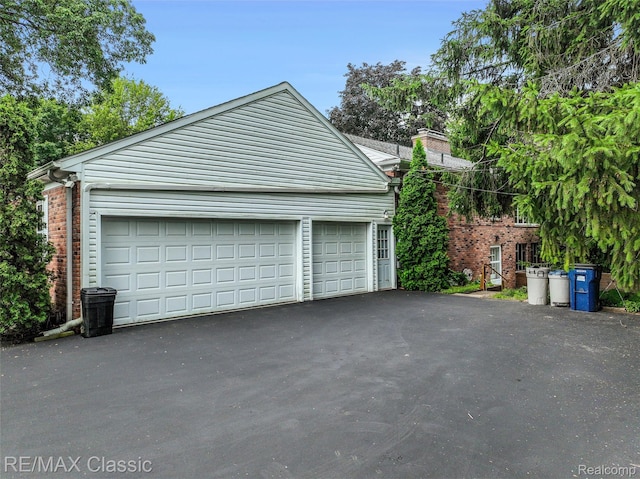 830 Jonathan Ln, Bloomfield Hills, MI 48302 - garage featuring driveway