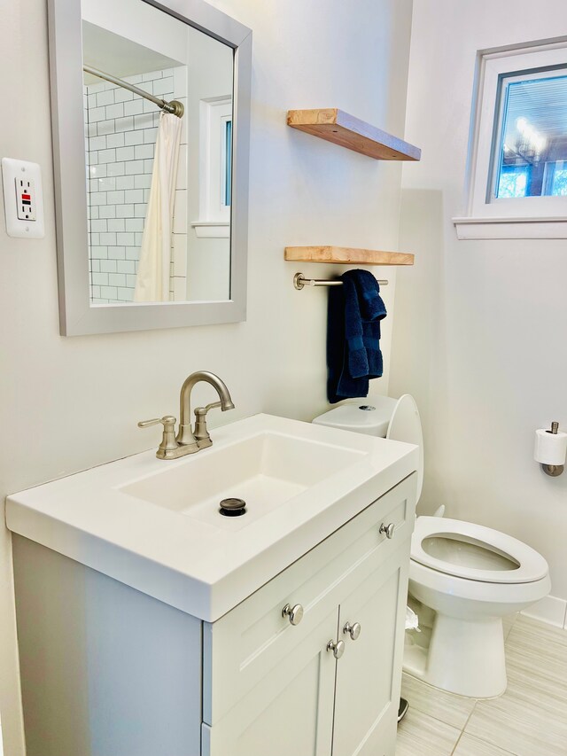 full bathroom featuring vanity, toilet, and a shower with shower curtain