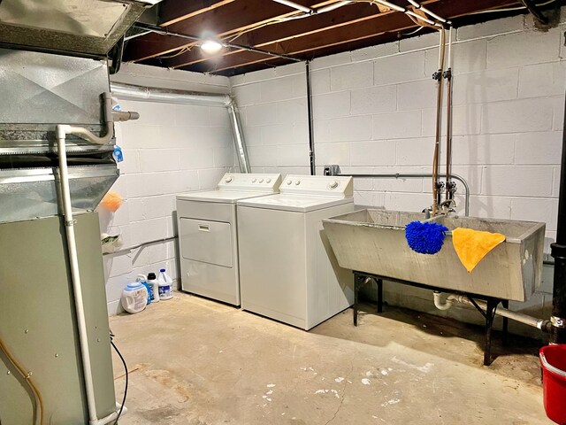 clothes washing area featuring laundry area and washing machine and dryer
