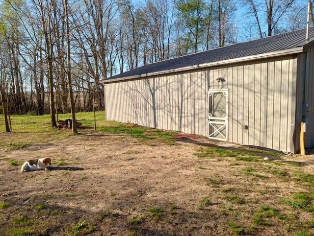 view of outdoor structure with an outbuilding