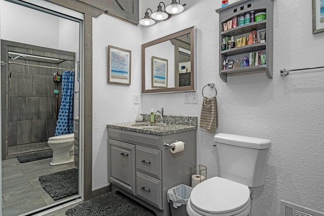 full bathroom with visible vents, a textured wall, a tile shower, and toilet
