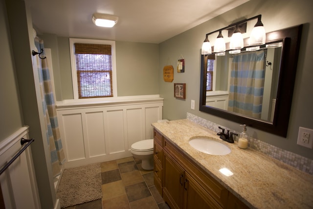 full bath with vanity, toilet, and a shower with curtain