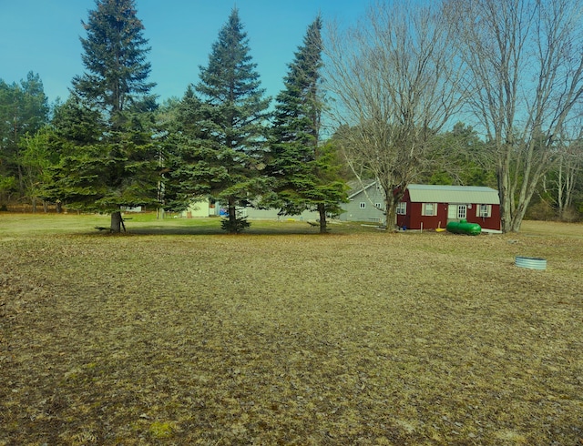 view of yard featuring an outbuilding