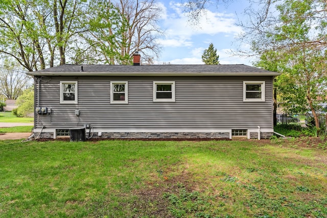 5857 Berkley Dr, Waterford, MI 48327 - view of side of home with a chimney