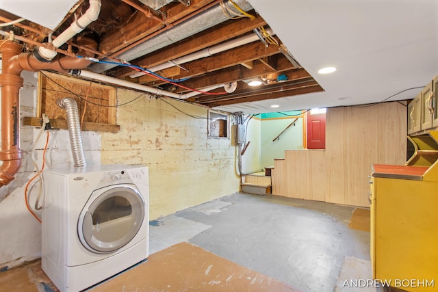 laundry area with washer / clothes dryer and laundry area