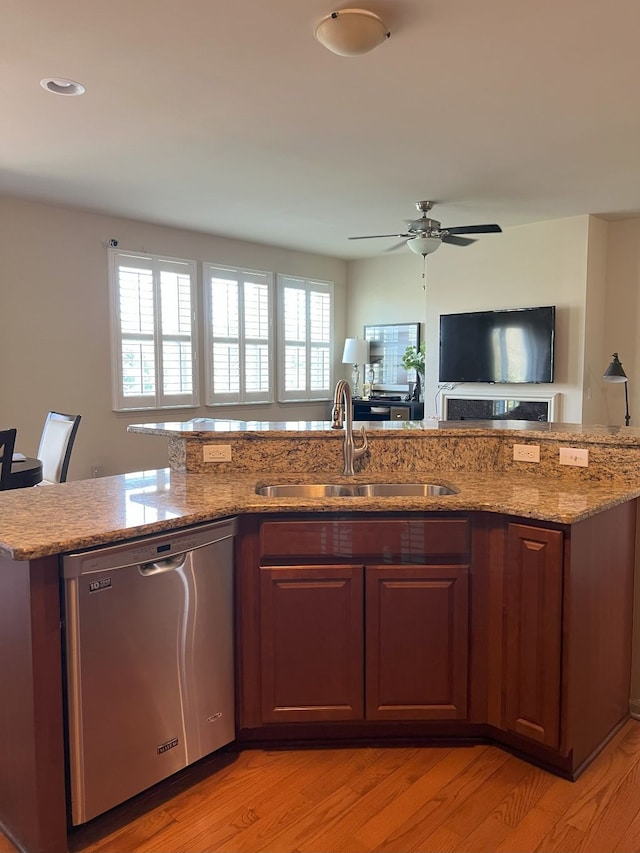 1082 Paddock Dr Unit 78, South Lyon, MI 48178 - kitchen featuring a healthy amount of sunlight, light wood-type flooring, dishwasher, a sink, and open floor plan