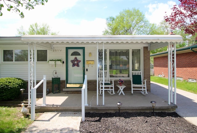 view of front of property featuring a porch