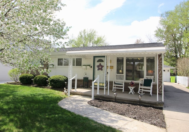 view of front of property featuring a porch and a front yard