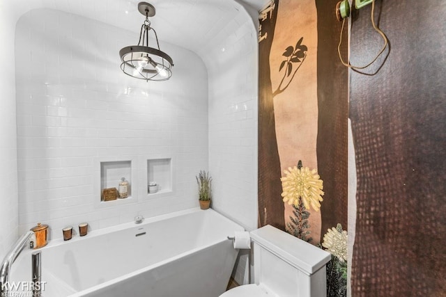 full bathroom featuring toilet and a washtub
