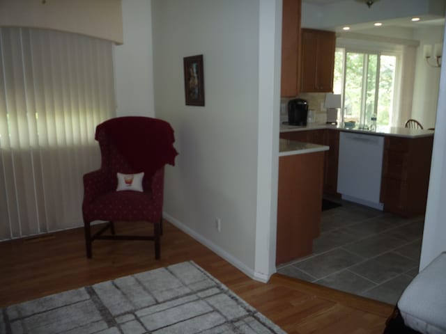 living area featuring baseboards, recessed lighting, and wood finished floors