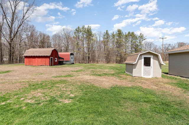 view of yard with an outdoor structure and a storage shed