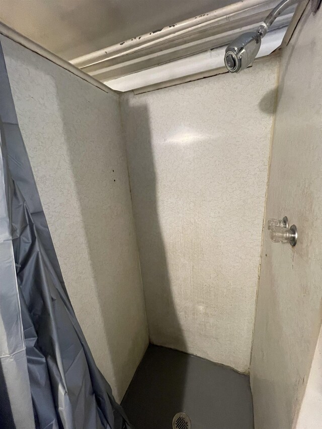 2314 Begole St, Flint, MI 48504 - detailed view of a shower with curtain