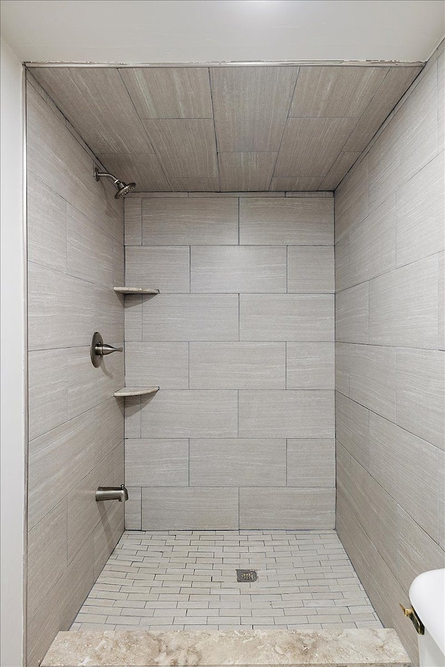 full bathroom featuring tiled shower