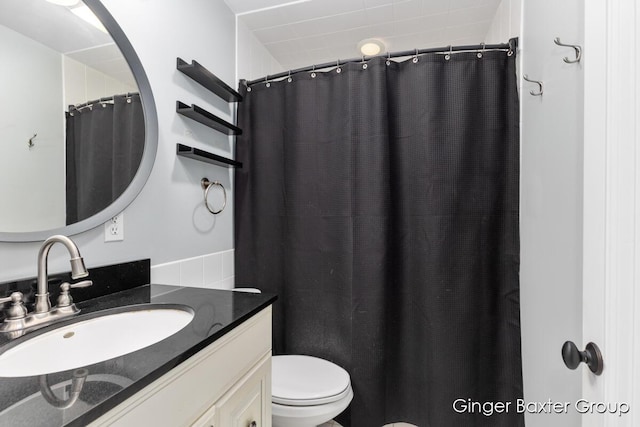 full bathroom featuring toilet, a shower with curtain, and vanity