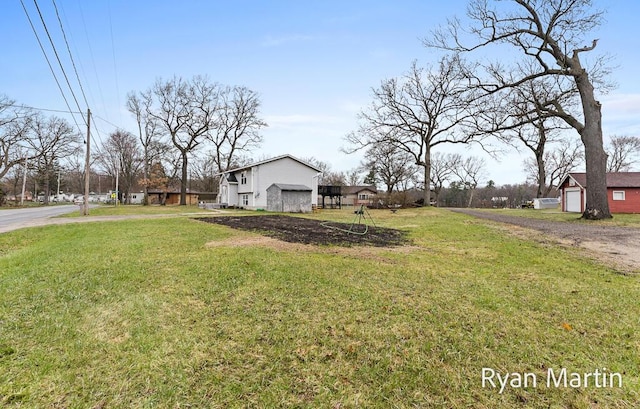 view of yard featuring dirt driveway