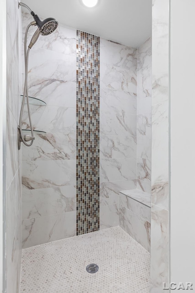 bathroom featuring tiled shower