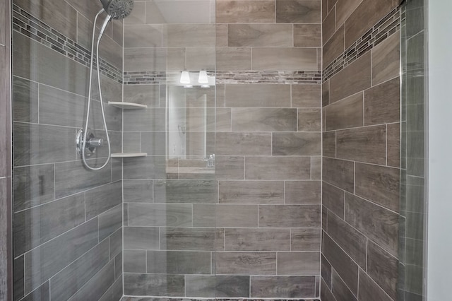 bathroom featuring tiled shower