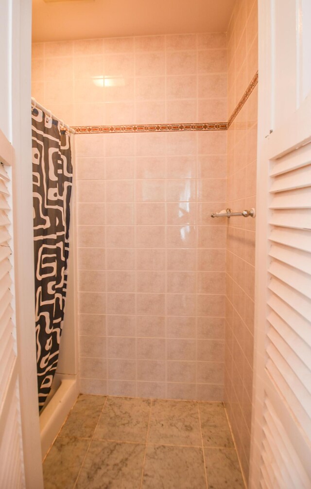 bathroom featuring a shower with curtain