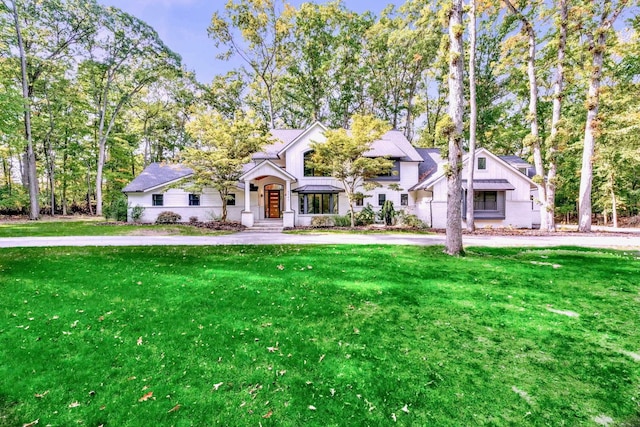 view of front facade featuring a front yard