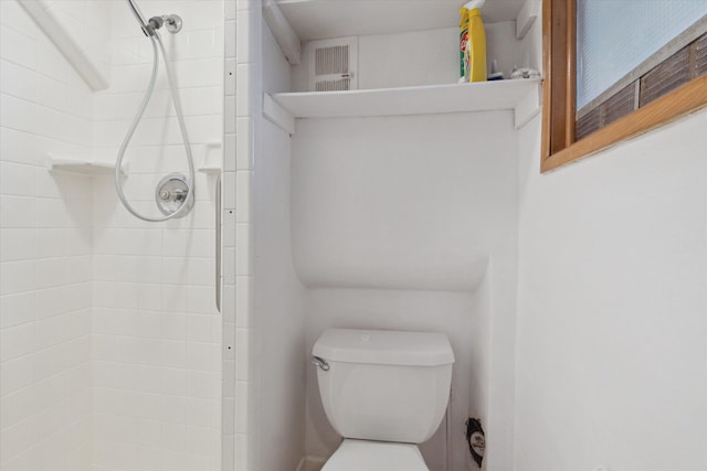711 Sylvanwood Dr, Troy, MI 48085 - bathroom featuring a tile shower and toilet