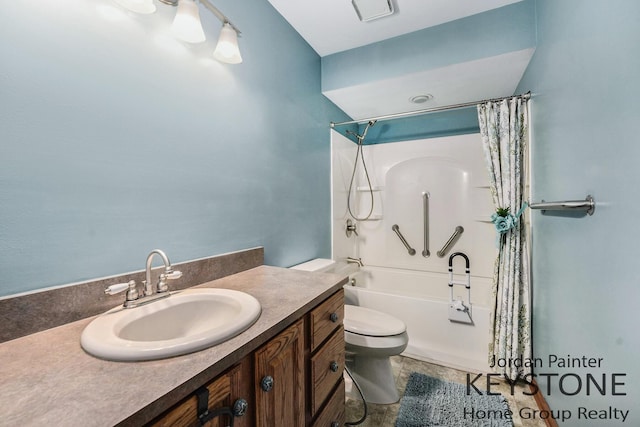 full bathroom featuring shower / bath combo with shower curtain, toilet, and vanity