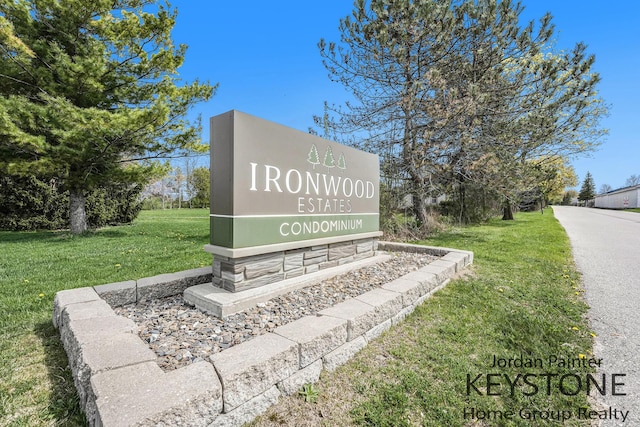 community sign featuring a lawn