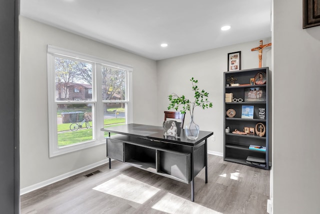 home office featuring light wood-style floors, recessed lighting, baseboards, and visible vents