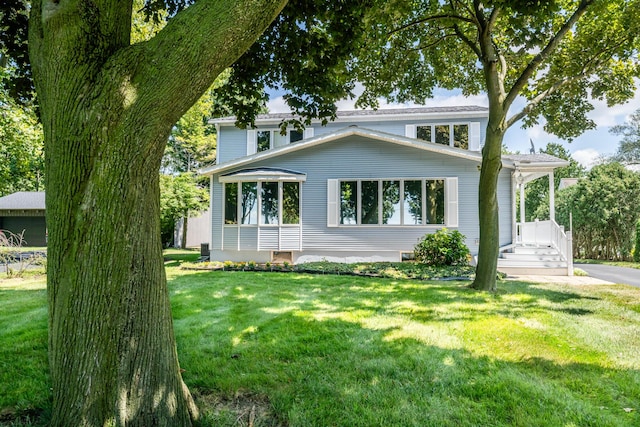 view of front of house featuring a front lawn