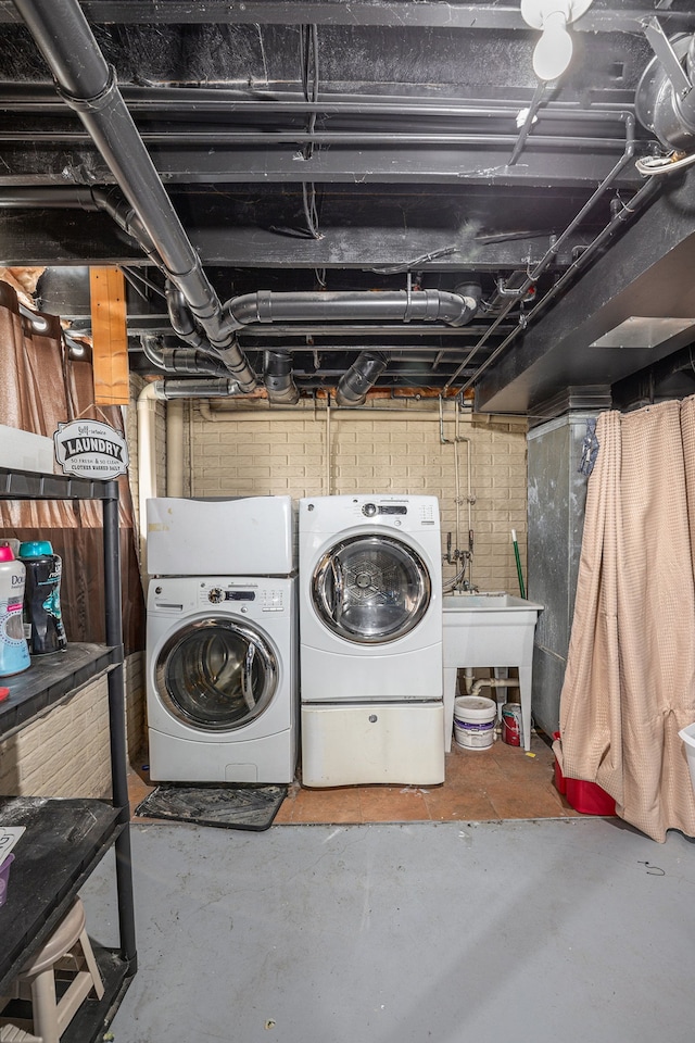 5184 Denwood St, Waterford, MI 48327 - laundry room featuring laundry area and independent washer and dryer