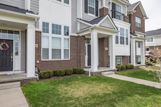 view of front facade featuring a front yard and brick siding