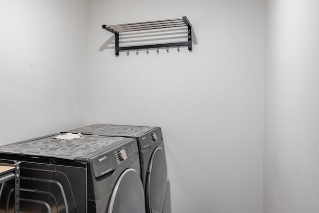 laundry room with laundry area and washing machine and dryer