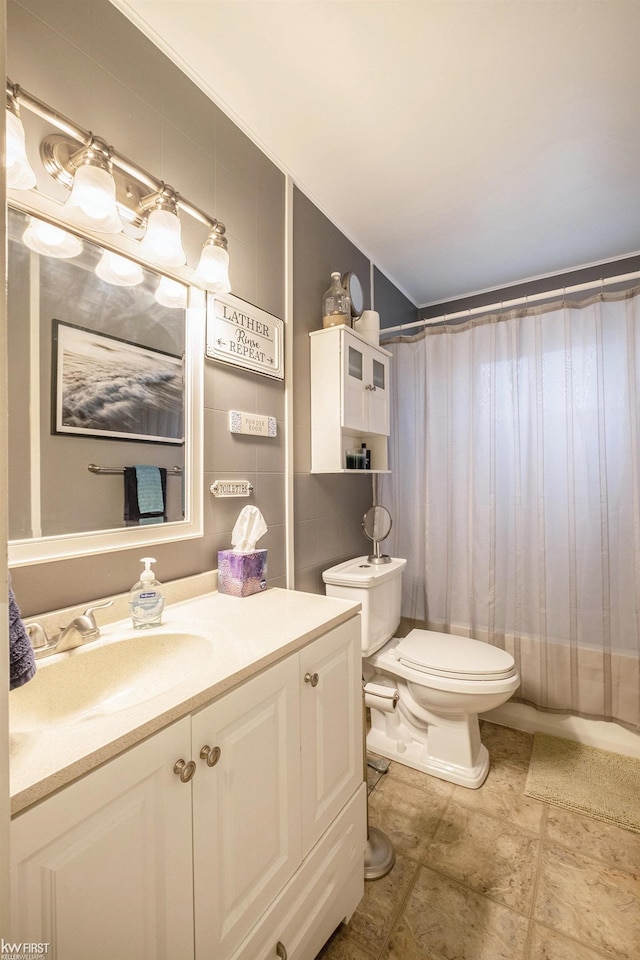 full bath with toilet, a shower with shower curtain, and vanity