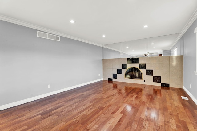workout room featuring ceiling fan, a glass covered fireplace, recessed lighting, visible vents, and hardwood / wood-style flooring