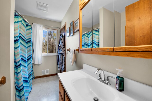 full bathroom featuring visible vents, baseboards, and vanity