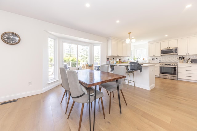 3941 Steamboat Ct, Ann Arbor, MI 48108 - dining area featuring visible vents, light wood-style floors, baseboards, recessed lighting, and a chandelier